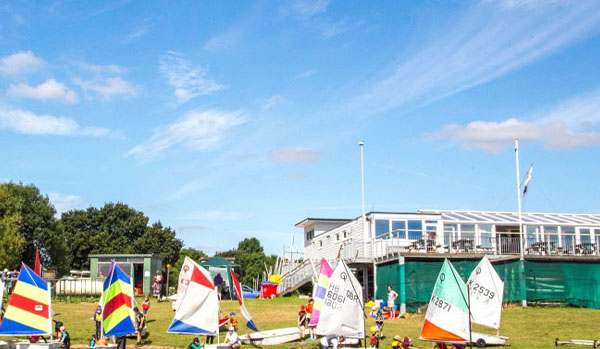 dinghies sailing at club