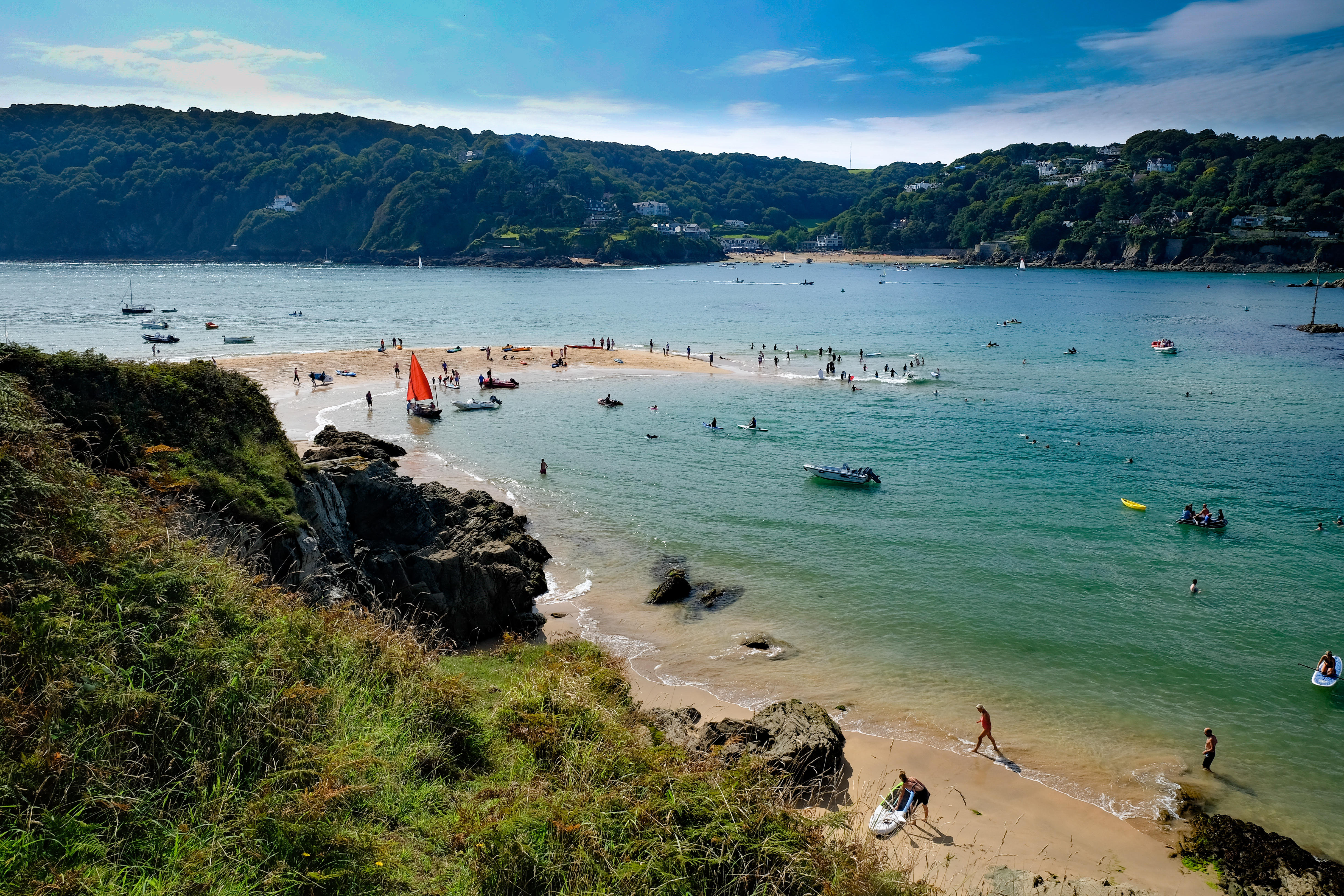 KE2G3X Boats and people on the sand bar at the entrance to Salcombe Estuary, Devon, UK