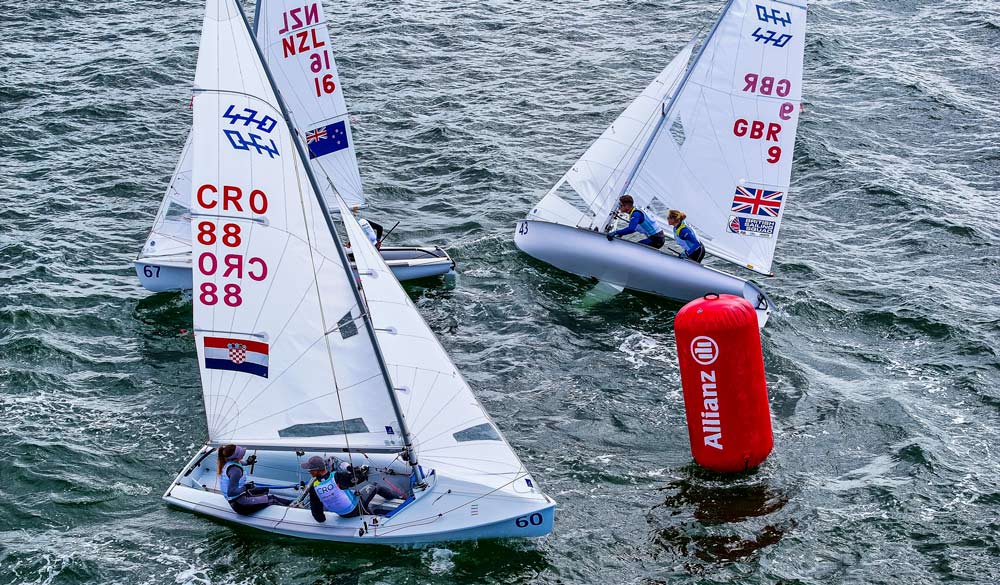 3 470 dinghies rounding a racing mark