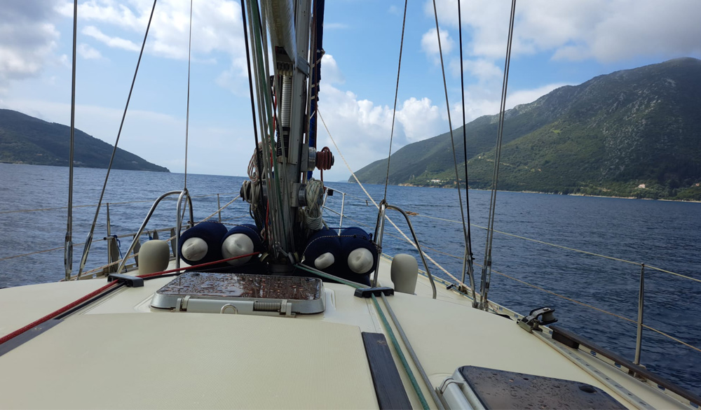 A wide picture of a boat on a lake