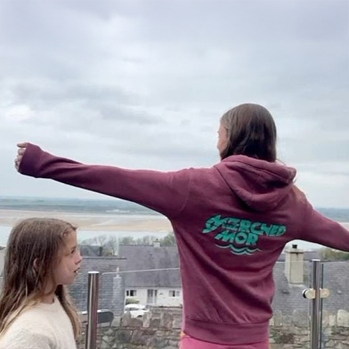 2 young girls wearing the merchandise of Merched Y Mor