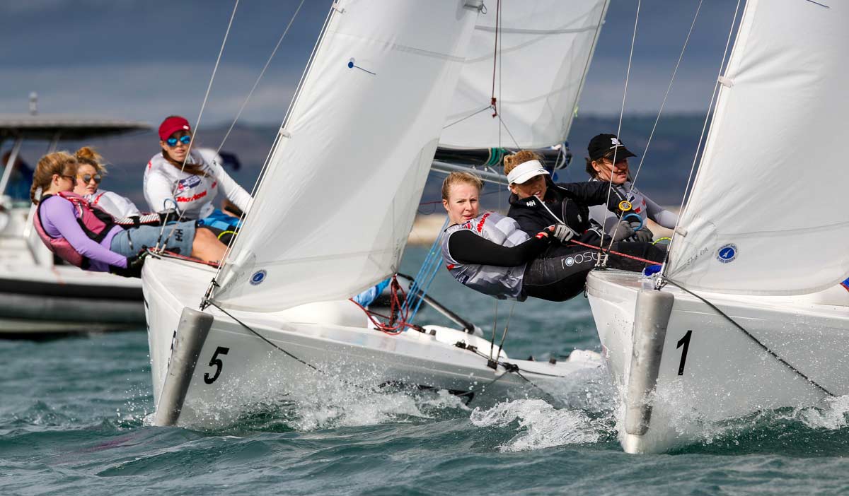 2 keelboats with women crewing are racing towards mark