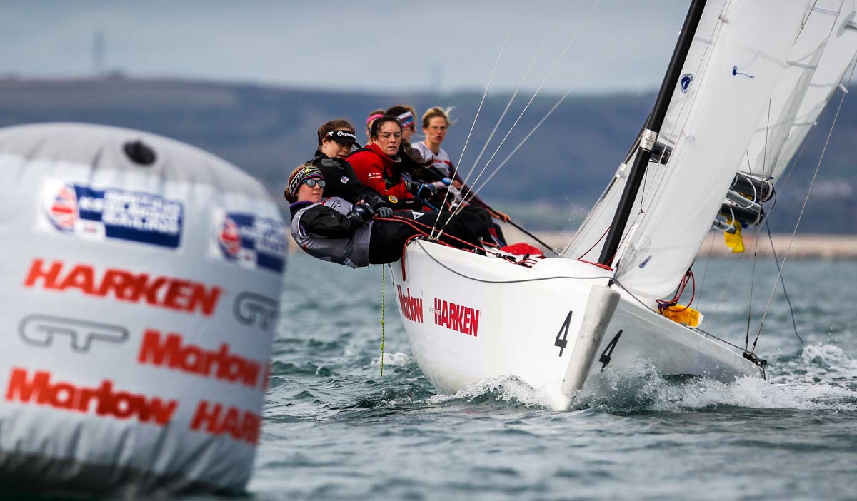 Women keelboat racing, rounding mark