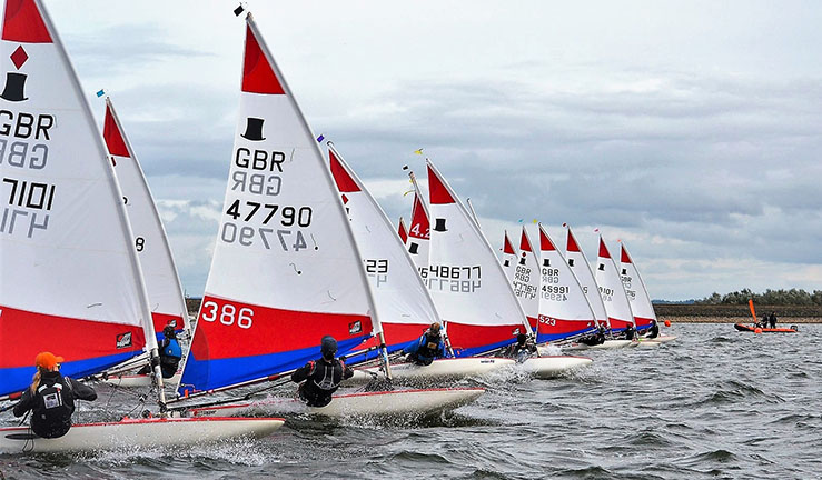Fleet of Toppers on the startline at the Mids BYS Regional Junior Champs 2022, Draycote Water SC