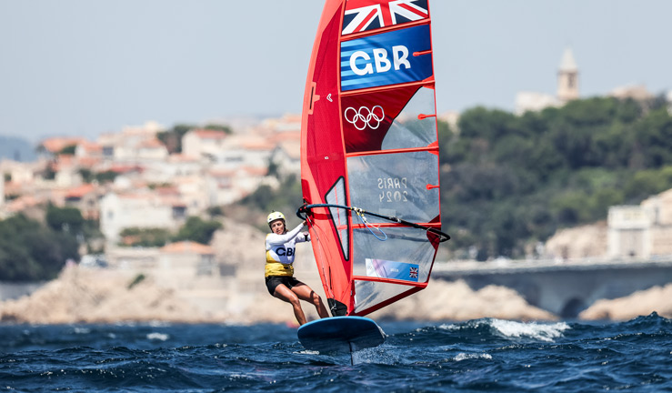 emma wilson racing in the iqfoil medal race at the paris 2024 olympics