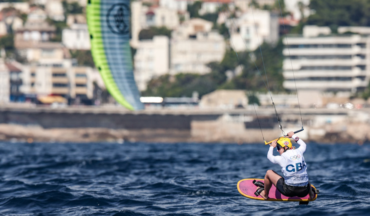ellie aldridge leading the womens kite fleet at the paris 2024 olympic games