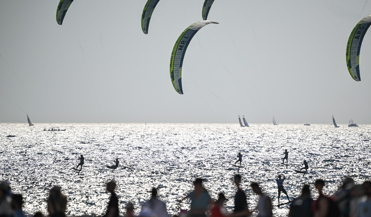 spectators watching kite foiling from the shore in marseille at paris 2024 olympic games