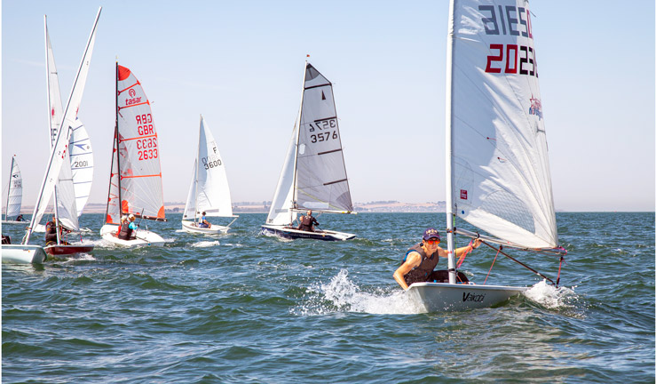 Boats racing 