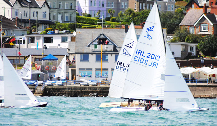 Boats sailing past sailing club 