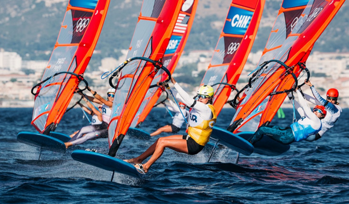 emma wilson leading the windsurfing fleet paris 2024 olympic games