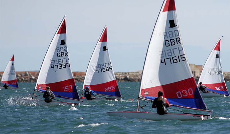 RYA dinghy racing courses. Topper fleet racing. Try a new watersport 2022