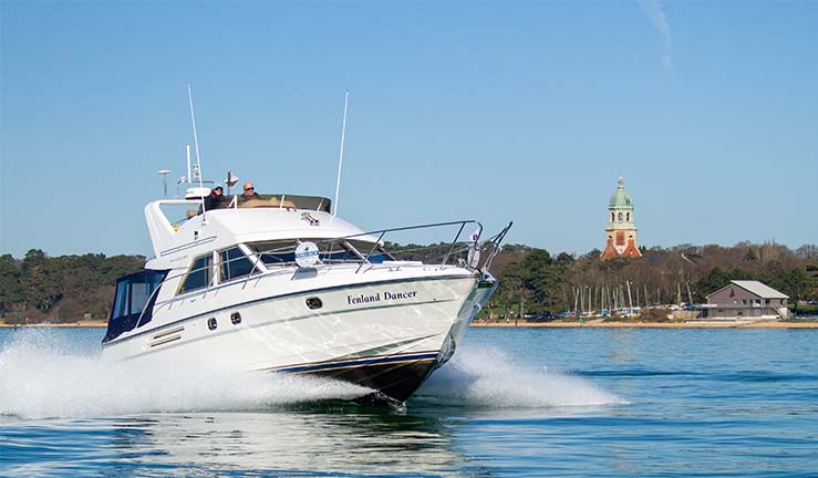 RYA motor cruising courses. Motor cruising along the solent coastline. Try a new watersport 2022