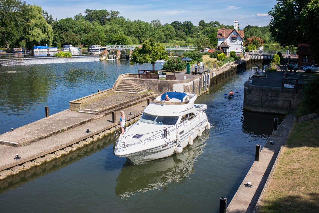 Powerboat using a lock in summertime