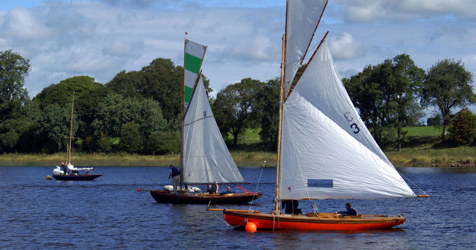 Windermere South dinghy trail, boats along river