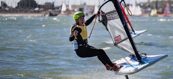 Beau Handley celebrates victory in the iQFOiL men's event at the 2026 RYA Youth Nationals