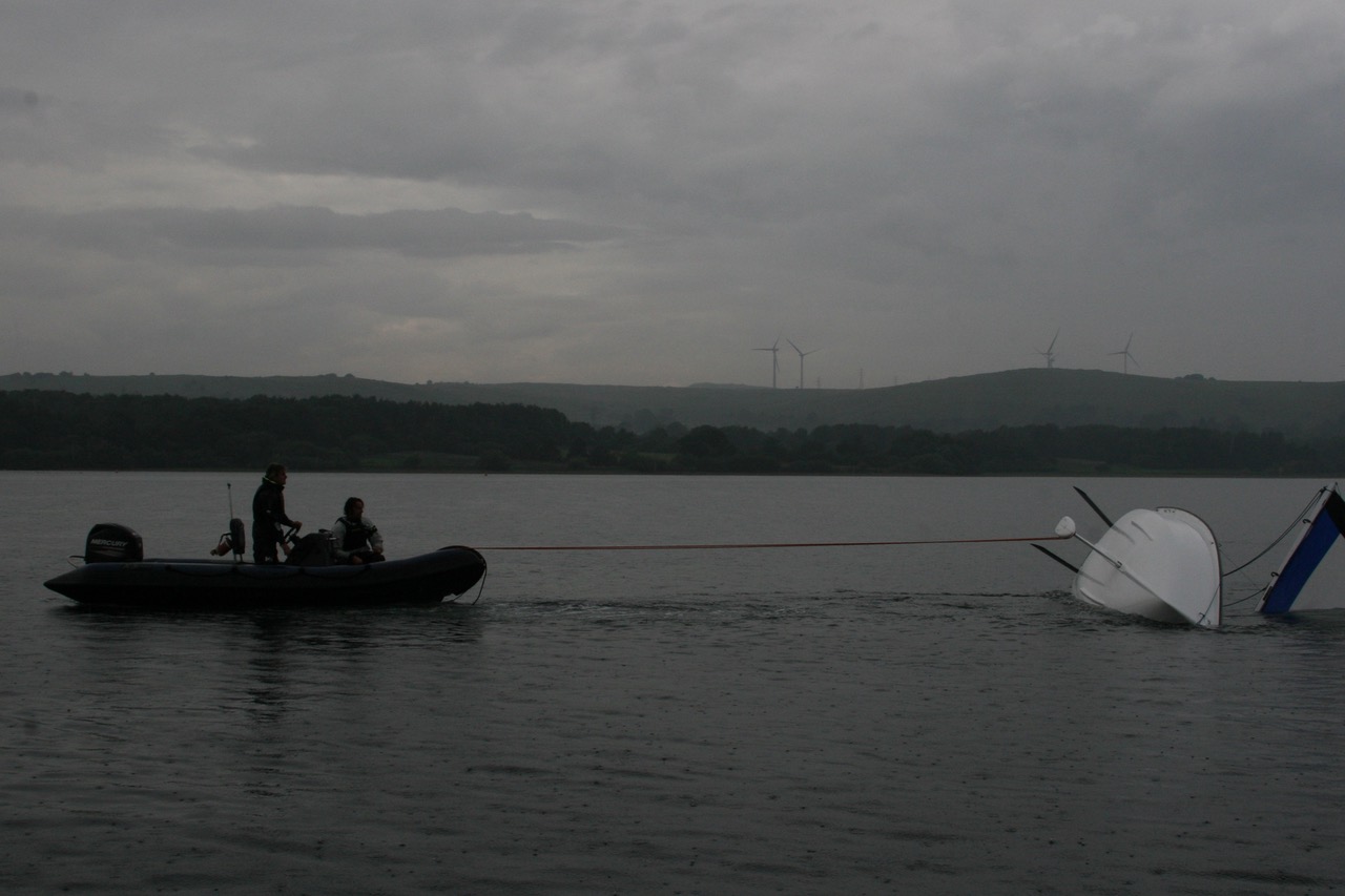 Keelboat recovery during capsize in lowlight 