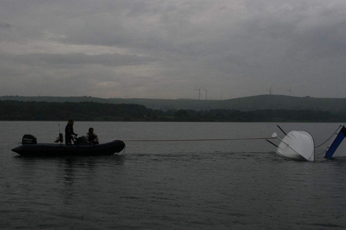 Keelboat recovery during capsize in lowlight 