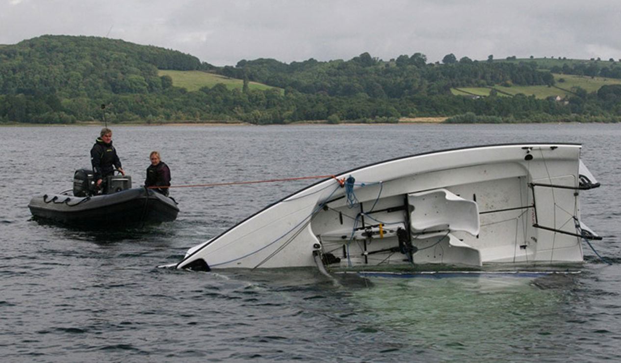 Keelboat recovery during capsize