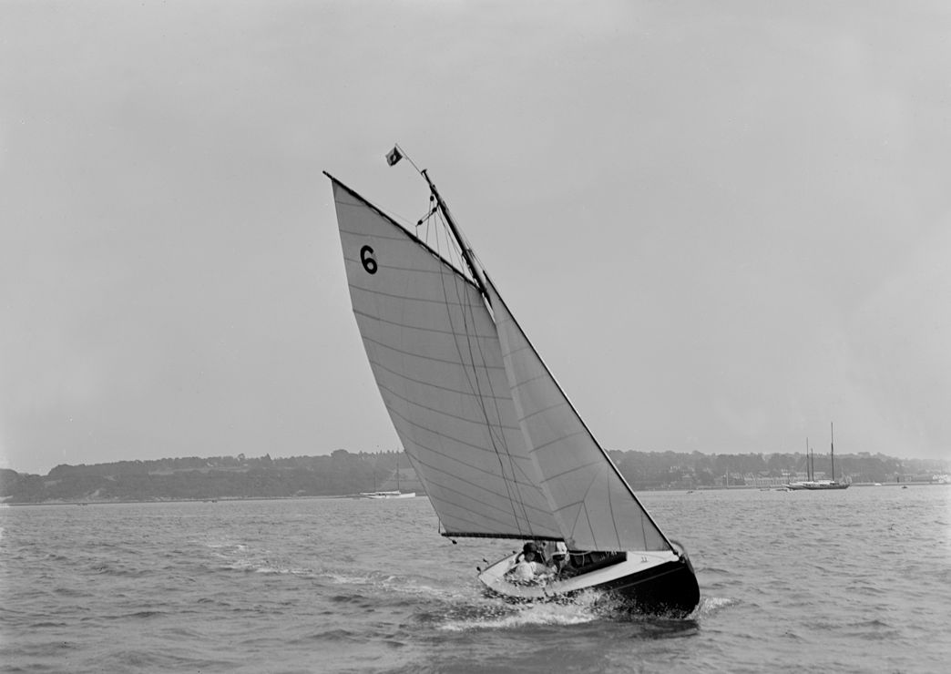 Black and white image of a sailboat 