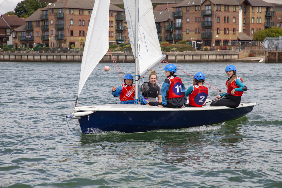 group of 5 children sailing a dinghy