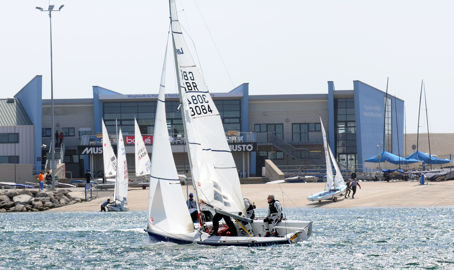 Sailors preparing to head off on their dinghy