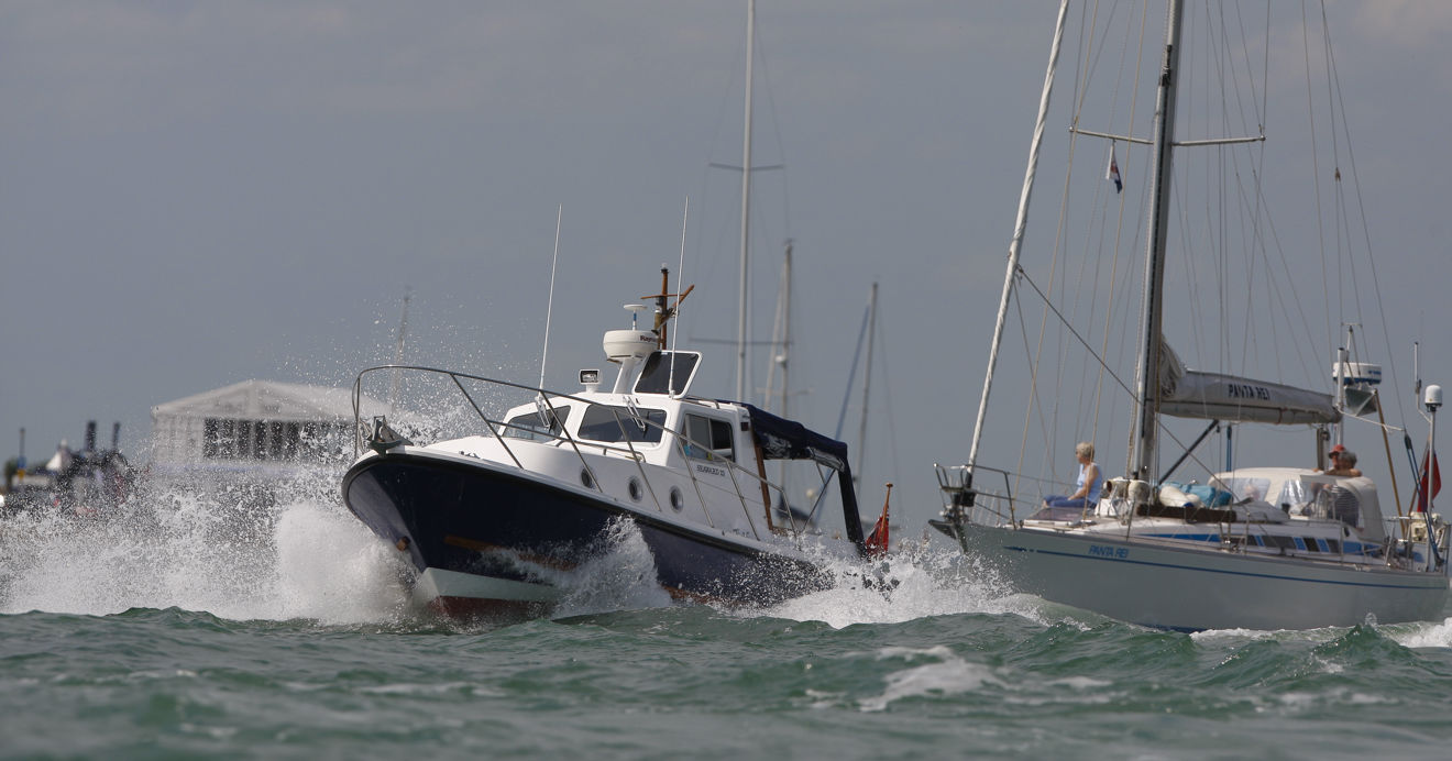 two boats in close proximity passing using colregs