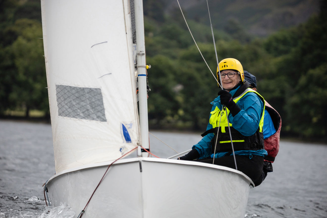 woman sailing a dinghy as part of dinghy trails