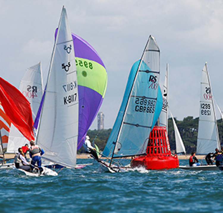 Dinghy fleet racing at mark