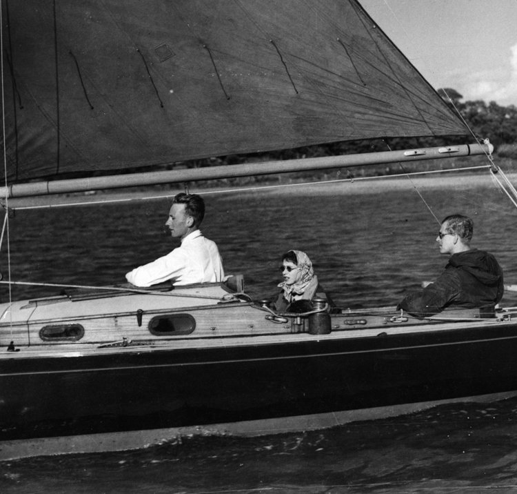 HRH QEII Sailing 1949 Astern © Illustrated London News Ltd Mary Evans