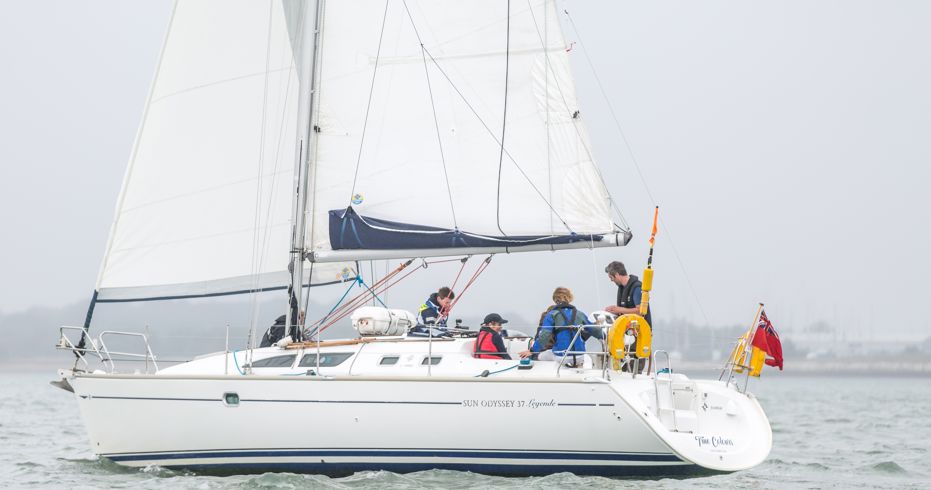 crew working together on yachtmaster fasttrack course