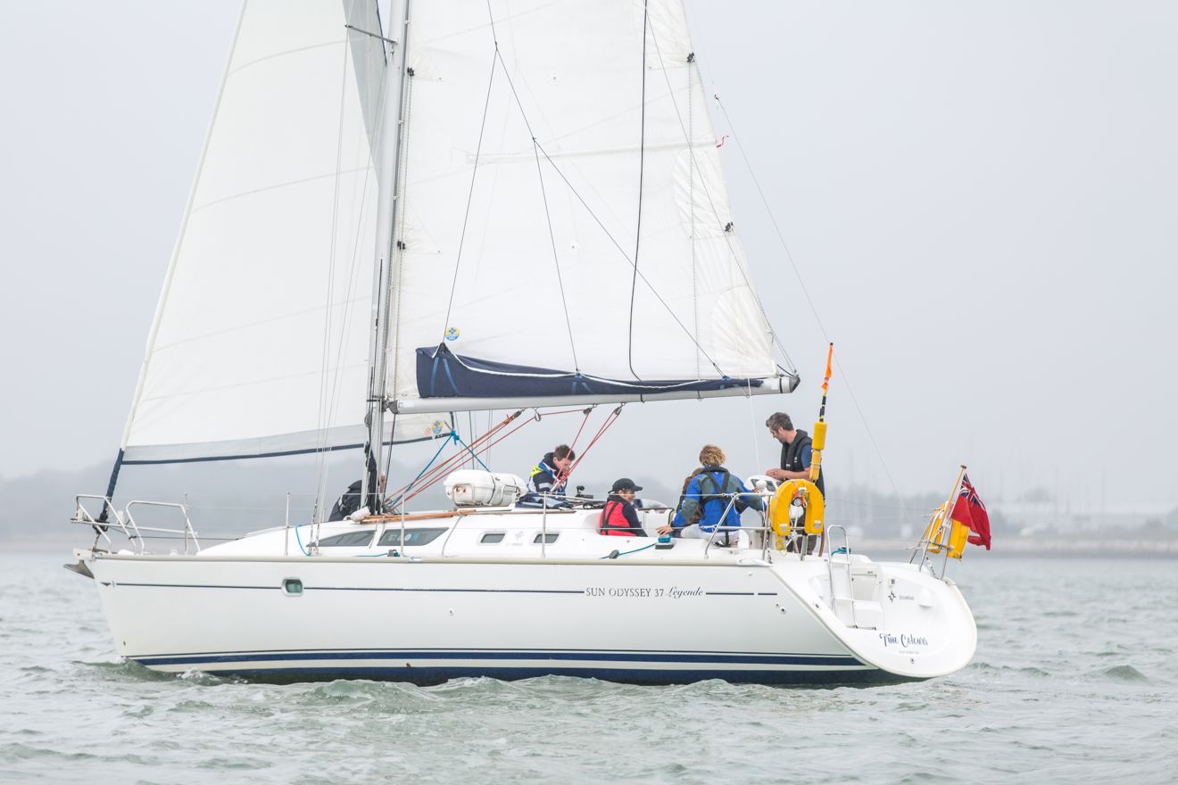 crew working together on yachtmaster fasttrack course